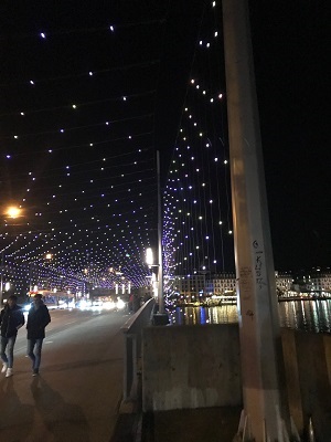 Spaziergang über die wehnachtlich illuminierte Seebrücke zum KKL