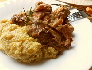 Coniglio mit Polenta im Tessiner Grotto genossen