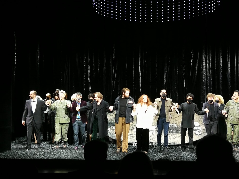 Die Akteurinnen verdanken die Standing Ovation Foto Sandra Neumeister