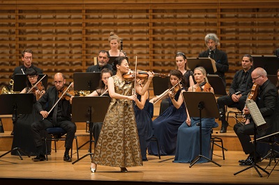 Die Festival Strings Lucerne begleiten Midori beim Violinkonzert 
