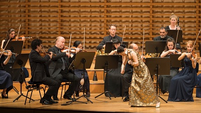 Die Festival Strings Lucerne begleiten Midori beim Violinkonzert 