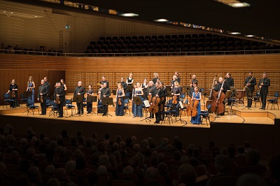 Die Festival Strings Lucerne nehmen ihre Plätze ein im Konzertsaal des KKL