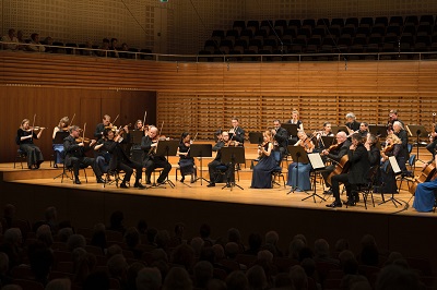 Die Festival Strings Lucerne spielen sich konzentriert durch die 4. Sinfonie