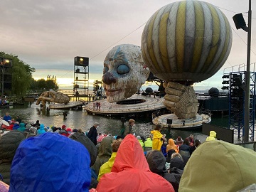 Regenschutz war angesagt für das Spiel auf dem See Foto Max Thürig