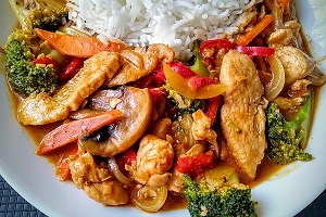 Schnelles Thai Curry mit Huhn  Paprika und feiner Erdnussnote 