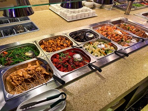 Typisch asiatische Gerichte in Buffetform serviert