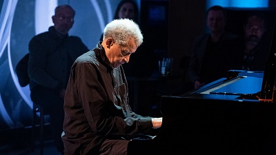 Abdullah Ibrahim hochkonzentriert