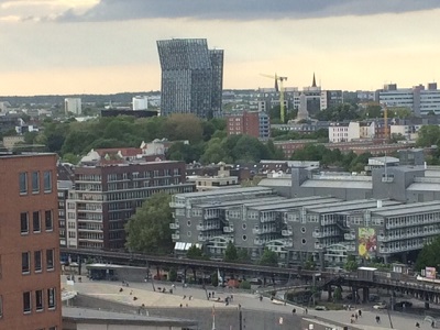 Blick von der Elbphilharmonie Plaza auf Hamburg