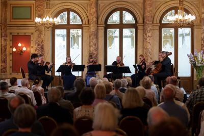 Das Lucerne Festival Strings Oktett bei der Intonation von Eugene Enescu im Zeugheersaal