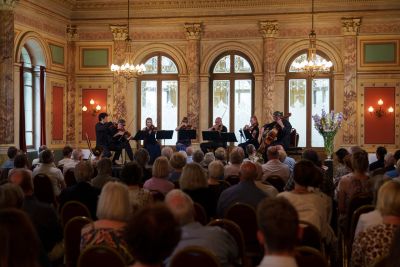 Das Lucerne Festival Strings Oktett bei der Intonation von Eugene Enescu im Zeugheersaal