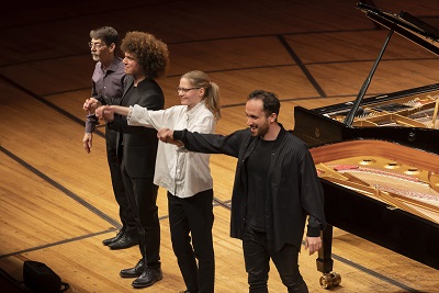 Die Künstlerinnen danken für die Standing Ovation Foto Priska Ketterer