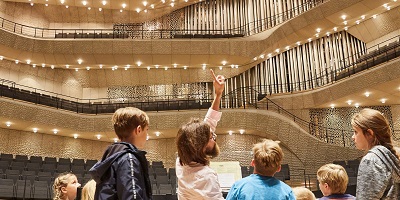 Die spektakulär in den Konzertsal integrierte Orgel der Orgelbaufirma Klais in Bonn