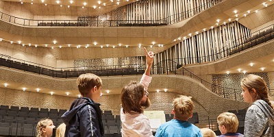 Die spektakulär  in den Konzertsal integrierte Orgel der Orgelbaufirma Klais in Bonn