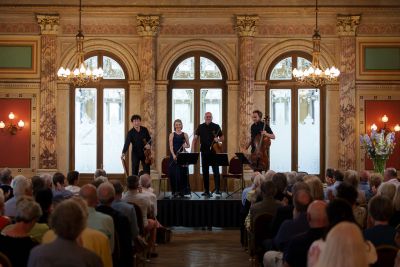 Freuen sich über den Applaus vlnr Daniel Dodds Violine Izabela Iwanowska Violine Dominik Fischer Viola Jonas Iten Violoncello