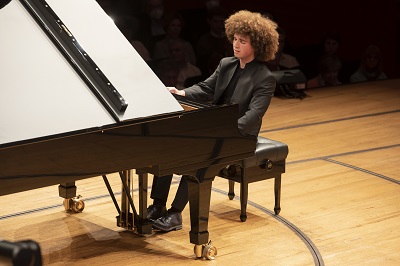 Mert Yalniz intonierrt Beethoven Foto Priska Ketterer