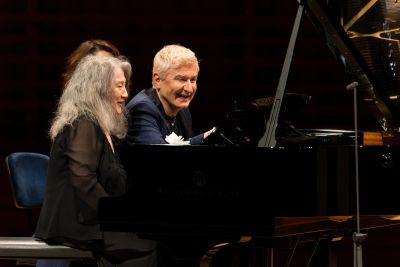 Martha Argerich und JeanYvesThibaudet spielen sichtlich vergnügt