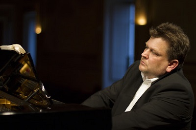 Pianist Alexander Schmalcz