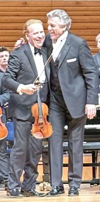 Bariton Thomas Hampson herzt Music Director Daniel Hope