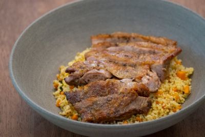 Riebelmais Perlhuhn Schenkel mit Gemüse Couscous