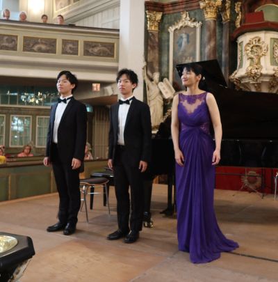 Annies Piano Twins und Misa Hasegawa  nach der Rachmaninov 6-händig Zugabe 