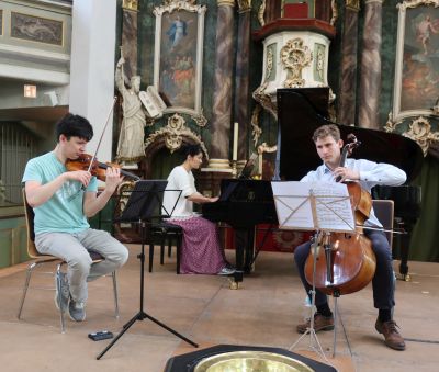 Aylen Pritchin links, Misa Hasegawa und Andreas Brantelid rechts spielen Rachmaninov
