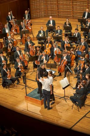 Dirigent Vladimir Jurowski lässt die beiden reden – und reicht ihnen danach die Hand