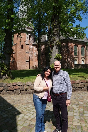 Gitarristin Irina Kulikova vor der Rellinger Kirche mit dem amerikanischen Komponisten Komponist Marc Small
