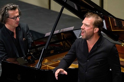 Julian Prégardien, Tenor rechts und Pianist Daniel Heide