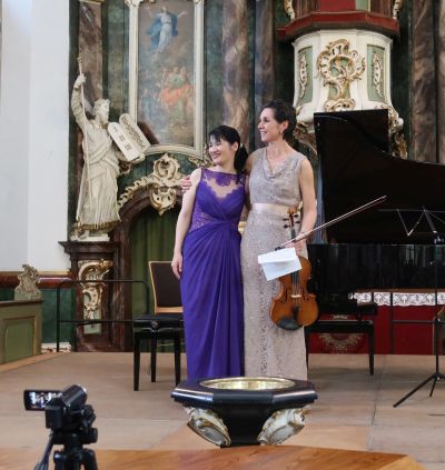 Misa Hasegawa links und Sophia Reuter geniessen den Applaus nach Schumanns Märchenbilder