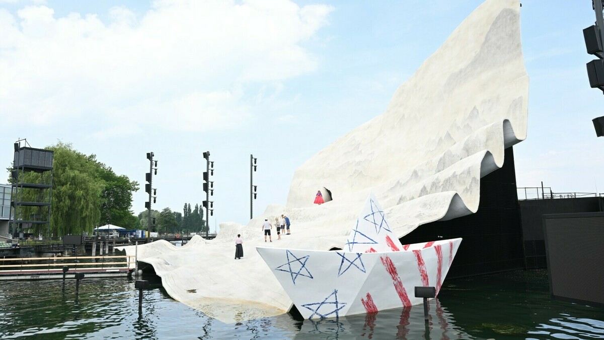 Seebühne mit Papierboot  Seitenansicht Foto Felix Kästledpa