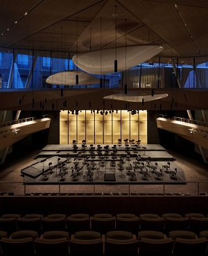 Spiel mit dem Licht in der Konzerthalle Andermatt 