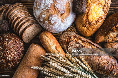 Stilleben mit Brot und Weizen