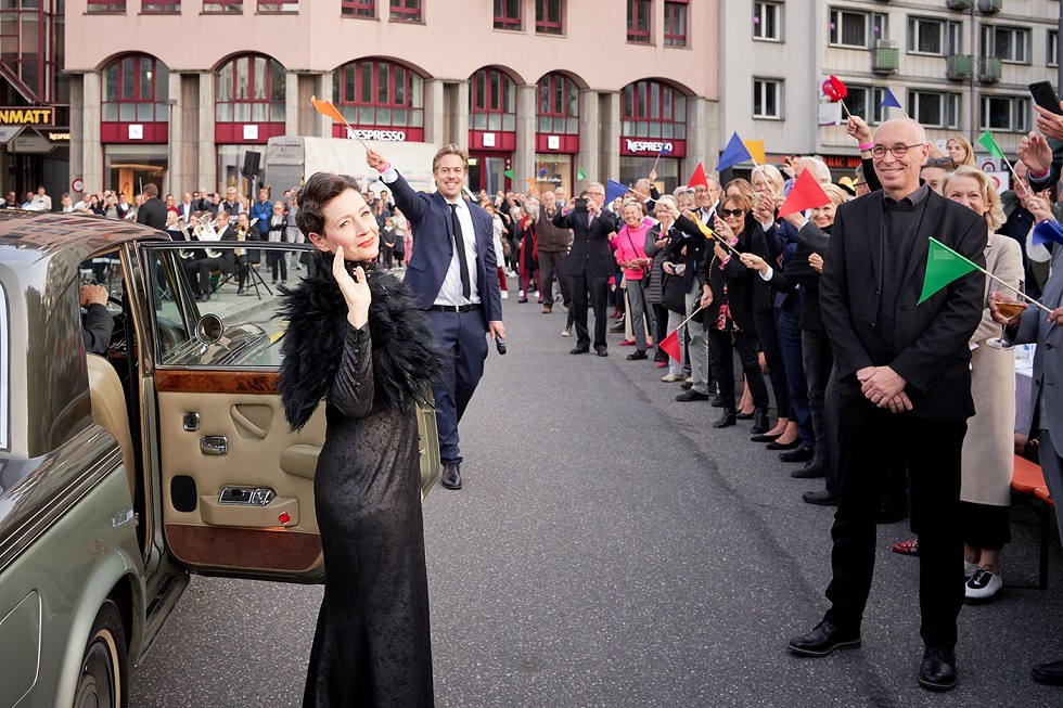 Claire Zachanassian, Delia Mayer beim Eintreffen in Güllen. Foto Ingo Höhn