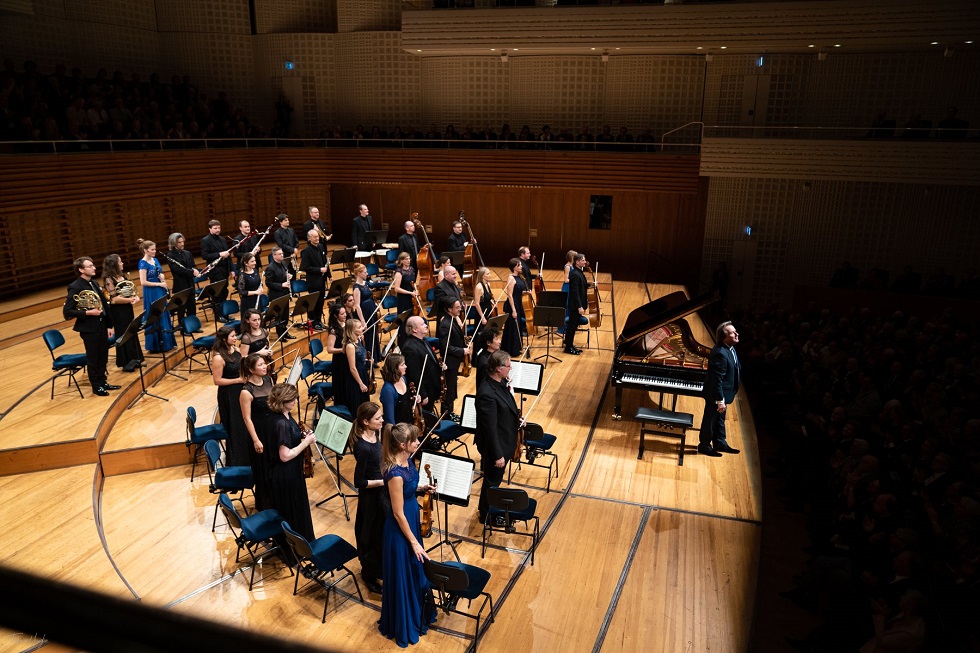 Festival Strings Lucerne mit Rudolf Buchbinder am Piano geniessen den Applaus, Foto Fabrice Umiglia