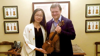 Frank Peter Zimmermann mit seiner Neuen. Die Stradivari wurde ihm von der Tochter des Eigentümers übergeben. (picture alliance  dpa  Anja Rauschardt)