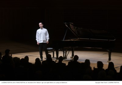 Igor Levit geniesst die stehende Ovation Konzertfoto von Peter Fischli 