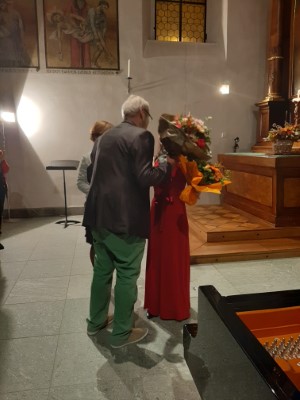Initiant und Mitorganisator Léonard Wüst bedankt sich bei der Künstlerin mit einem Blumenstrauss