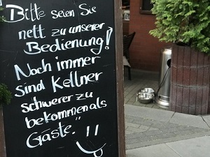Schild vor Restaurant Nett sein Foto Alexander Hauk pixelio.de