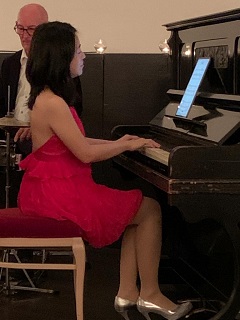 Shih Wei am Klavier im Galeriesaal des Hirschen