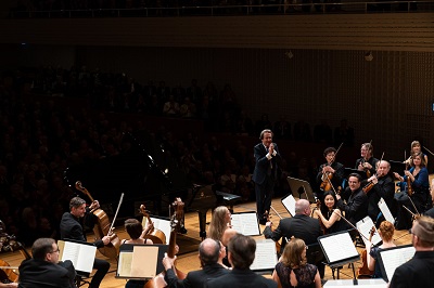 Solist Rudolf Buchbinder bedankt sich bei den Festival Strings Lucerne