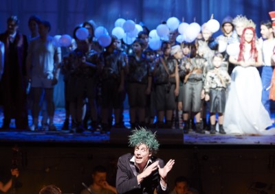 Théo Touvet als Puck Ensemble Foto Michael Pöhn Wiener Staatsoper