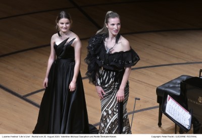 Valentine Michaud  Saxophon und Akvilė Šileikaitė  Klavier geniessen den ApplausFoto Peter Fischli Lucerne Festival 