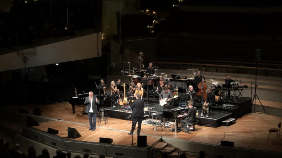 Wecker (vorne links) präsentiert mit seinen Mitmusikern sein umfangreiches Repertoire (Foto Sylvia Jost)