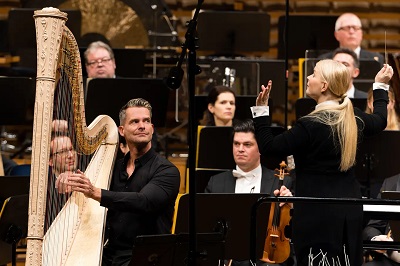 Harfenist Xavier de Maistre und Dirigentin Anu Tali mit spanisch aufrechter Haltung Foto Philipp Schmidli