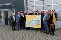 Die Vertreter des Kreises Düren und der RWTH haben die „Future Mobility Park GmbH“ gegründet.  Peter Moers/Future Mobility Park