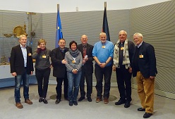 Den Runden Tisch vertraten Ingrid Hardes, Leiterin der katholischen Familienbildungsstätten Bochum und Wattenscheid, Pfarrer Arno Lohmann, Leiter der evangelischen Stadtakademie, Peter Luthe, Leiter des katholischen Forums, Ralf Werdelmann, Verwaltungsleiter VHS Bochum, Ulrike Gernhart, evangelische Erwachsenenbildung Bochum, Thomas Ratenhof, Sprecher des Runden Tisches Weiterbildung Bochum