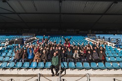 Gut gelaunte Stuttgarter auf der Tribüne des Vonovia Ruhrstadions. Am Sonntag gab es eine Stadionführung beim VfL Bochum mit anschließender Currywurst-Verkostung.   