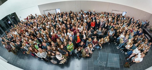 Die Erstsemester-Begrüßungsfeier der hsg fand erstmals im Atrium der Hochschule statt.  Foto: hsg/Volker Wiciok