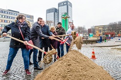 Den symbolischen Spatenstich für die Umgestaltung des Zentralen Bahnhofes in Bochum unternehmen am 17.02.2017 Bezirksbürgermeisterin Gabriele Spork, Oberbürgermeister Thomas Eiskirch, BOGESTRA-Vorstand Andreas Kerber, Ratsmitglied Martina Schnell, Bezirksvertreter Sven Ratajczak und Ratsmitglied Reiner Rogall. +++ Foto: Lutz Leitmann / Stadt Bochum, Referat für Kommunikation