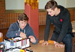  Technik eigenständig verstehen lernen und praktischen ausprobieren wie's geht: das können Schülerinnen und Schüler mit den Experimenten des neuen Talenmobils. Bei der Präsentation des Mobils konnten Hendrik Kretschmer und Finn Ruppert vom Märkischen Gymnasium das Thema 